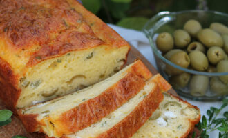 Cake alle olive, ricetta tratta da Mont-Saint-Michel. A tavola con le sorelle di Laurence du Tilly, per il progetto Cookbook Club di AIFB | Homework & Muffin