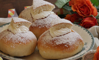 Semla, ricetta dei panini scandinavi farciti con crema chantilly, a cura di Gabriella Rizzo | Homework & Muffin