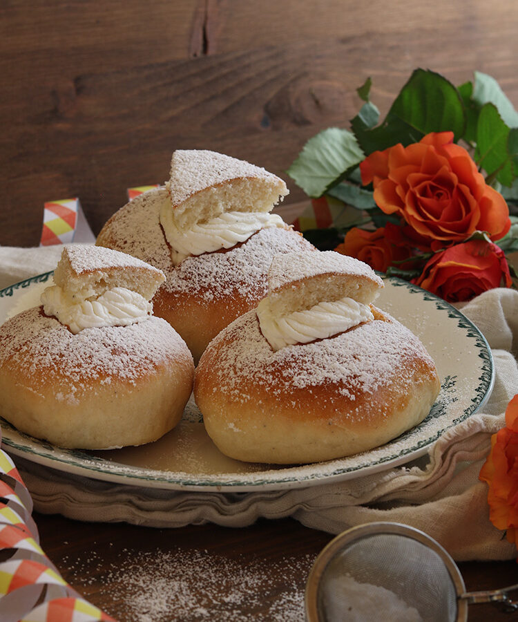 Semla, ricetta dei panini scandinavi farciti con crema chantilly, a cura di Gabriella Rizzo | Homework & Muffin